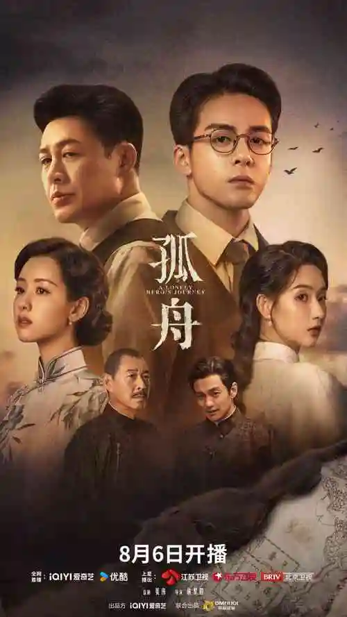 华北京畿胡同频段的灰砖院墙与钟楼天际线